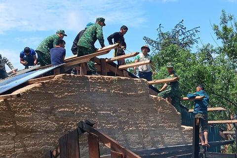 Giúp nhân dân khắc phục mua giông lốc .